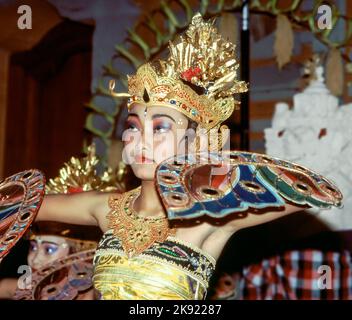 Ubud, INDONESIA - 30 MAGGIO 2009: Ballerina femminile sta eseguendo una danza indonesiana Legong è una danza del 19th ° secolo e molto famosa a Bali. Foto Stock