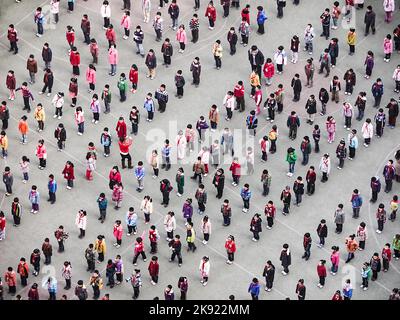 SHANGHAI - 29 MARZO 2011: La gente esegue Taiji Quan la mattina a Shanghai, Cina. Shadow boxing è un tradizionale cinese e si accorda con struct Foto Stock