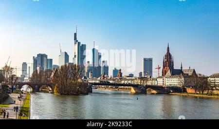 FRANCOFORTE, GERMANIA - 8 MARZO 2014: Vista della città di Francoforte da Floessserrruecke con il fiume meno a Francoforte, Germania. Foto Stock