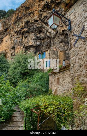 Destinazione di viaggio, vecchio villaggio nel sentire della Provenza Cotignac con le scogliere famose con le abitazioni grotta e case troglodite, Var, Provenza, Francia Foto Stock