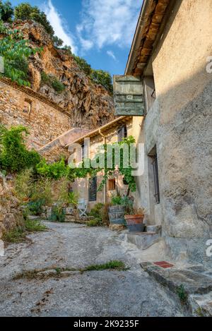 Destinazione di viaggio, vecchio villaggio nel sentire della Provenza Cotignac con le scogliere famose con le abitazioni grotta e case troglodite, Var, Provenza, Francia Foto Stock