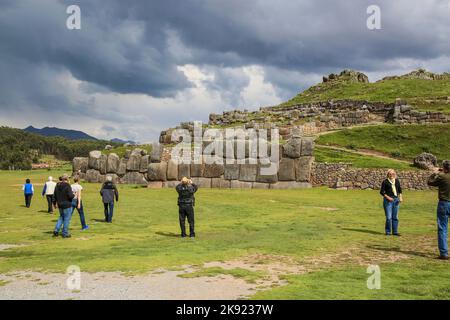 QUZCO, PERÙ- 16 GENNAIO 2015: La gente visita le antiche mura di sacsayhuaman, una vecchia fortezza inca vicino Cuzco, Perù. Foto Stock