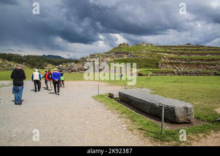 QUZCO, PERÙ- 16 GENNAIO 2015: La gente visita le antiche mura di sacsayhuaman, una vecchia fortezza inca vicino Cuzco, Perù. Foto Stock