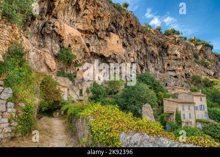 Destinazione di viaggio, vecchio villaggio nel sentire della Provenza Cotignac con le scogliere famose con le abitazioni grotta e case troglodite, Var, Provenza, Francia Foto Stock
