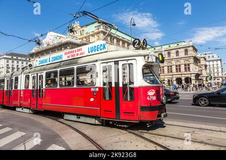 VIENNA, AUSTRIA - Apr 24, 2015: Persone in tram di fronte al Teatro dell'Opera di Vienna - l'Hofburg - con storia che risale alla metà del 19th secolo. Foto Stock
