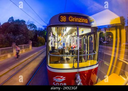 VIENNA, AUSTRIA - Apr 25, 2015: Tram vecchio stile con una corsa notturna a Vienna, Austria. Vienna dispone di un'ampia rete di treni e autobus. Foto Stock