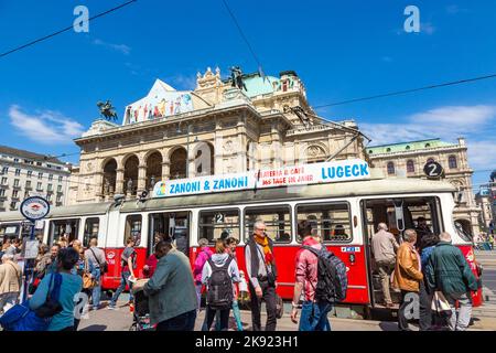 VIENNA, AUSTRIA - Apr 24, 2015: Persone di fronte al Teatro dell'Opera di Vienna - l'Hofburg - con storia che risale alla metà del 19th secolo. Si trova Foto Stock