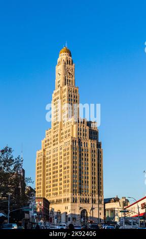NEW YORK, USA - Oct 20, 2015: Famoso edificio a torre dell'orologio a Brooklyn, New York, USA. Nel 1998 l'edificio fu trasformato in condomini. Foto Stock