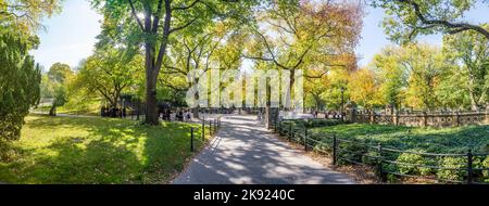 NEW YORK, USA - Oct 21, 2015: Persone che si godono a piedi in Central Park. Il parco è il parco urbano più visitato degli Stati Uniti con 35 milioni di v Foto Stock