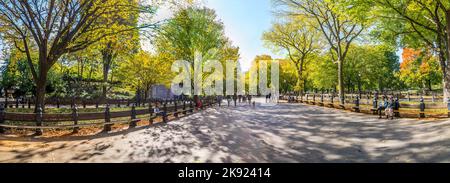 NEW YORK, USA - Oct 21, 2015: Persone che si godono a piedi in Central Park. Il parco è il parco urbano più visitato degli Stati Uniti con 35 milioni di v Foto Stock