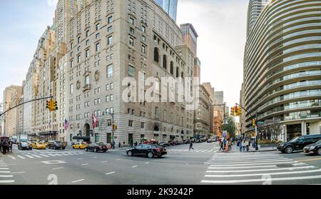 NEW YORK, USA - Oct 21, 2015: streetview a New York visto da Cental Park, New York. Gli edifici sono del 19th secolo. Foto Stock