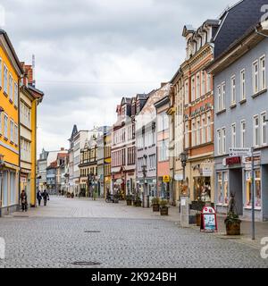 RUDOLSTADT, GERMANIA - 10 GENNAIO 2016: Persone in zona pedonale nel centro storico di Rudolstadt in Turingia, Germania. Rudolstadt è stata fondata nel 776 e ha h Foto Stock