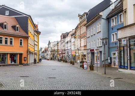 RUDOLSTADT, GERMANIA - 10 GENNAIO 2016: Persone in zona pedonale nel centro storico di Rudolstadt in Turingia, Germania. Rudolstadt è stata fondata nel 776 e ha h Foto Stock