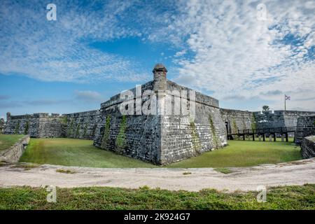 Castillo de San Marcos Monumento Nazionale vista completa dall'angolo esterno sotto un cielo blu e nuvoloso. Foto Stock