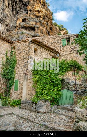 Destinazione di viaggio, vecchio villaggio nel sentire della Provenza Cotignac con le scogliere famose con le abitazioni grotta e case troglodite, Var, Provenza, Francia Foto Stock