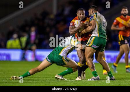 25th ottobre 2022; Halliwell Jones Stadium, Warrington, Inghilterra: Campionato mondiale di rugby Papua Nuova Guinea contro Isole Cook: Wellington Albert di Papua Nuova Guinea è combattuta da Makahesi Makatoa delle Isole Cook Foto Stock