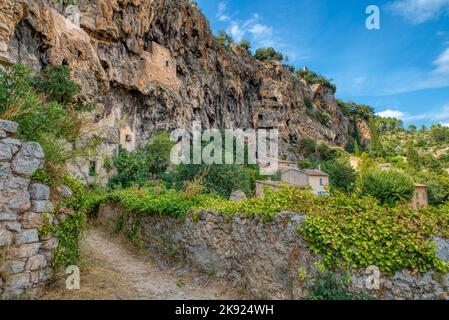 Destinazione di viaggio, vecchio villaggio nel sentire della Provenza Cotignac con le scogliere famose con le abitazioni grotta e case troglodite, Var, Provenza, Francia Foto Stock