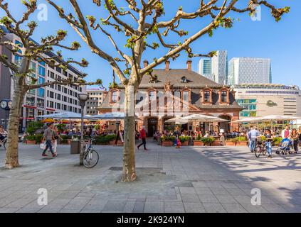 FRANCOFORTE, GERMANIA - 6 MAGGIO 2016: La gente gode la giornata di sole al caffè Hauptwache a Francoforte, Germania. L'edificio barocco Hauptwache è stato costruito nel 1 Foto Stock