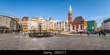 FRANCOFORTE, GERMANIA - 6 MAGGIO 2016: Gente a Roemerberg, una fila di case a graticcio nella piazza orientale conosciuta come Ostzeil. La Fontana di Ju Foto Stock