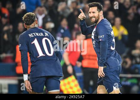 Parigi, Francia, Francia. 25th Ott 2022. Lionel (Leo) MESSI di PSG festeggia il suo gol con NEYMAR JR di PSG durante la partita H del gruppo UEFA Champions League tra Paris Saint-Germain e Maccabi Haifa FC al Parc des Princes Stadium il 25 ottobre 2022 a Parigi, Francia. (Credit Image: © Matthieu Mirville/ZUMA Press Wire) Foto Stock