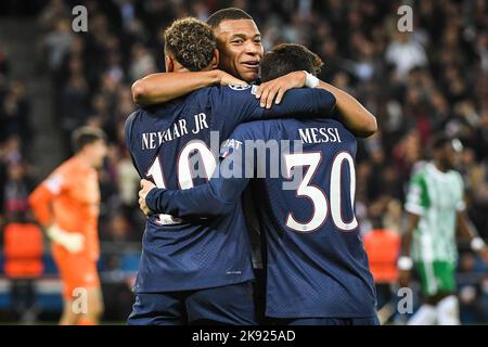 Parigi, Francia, Francia. 25th Ott 2022. NEYMAR JR di PSG festeggia il suo gol con Kylian MBAPPE di PSG e Lionel (Leo) MESSI di PSG durante la partita del gruppo H della UEFA Champions League tra Parigi Saint-Germain e Maccabi Haifa FC al Parc des Princes Stadium il 25 ottobre 2022 a Parigi, Francia. (Credit Image: © Matthieu Mirville/ZUMA Press Wire) Foto Stock