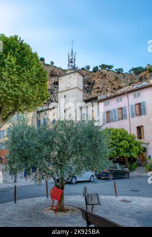 Destinazione di viaggio, vecchio villaggio nel sentire della Provenza Cotignac con le scogliere famose con le abitazioni grotta e case troglodite, Var, Provenza, Francia Foto Stock