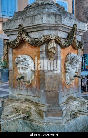 Destinazione di viaggio, vecchio villaggio nel sentire della Provenza Cotignac con le scogliere famose con le abitazioni grotta e case troglodite, Var, Provenza, Francia Foto Stock