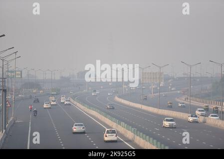 NEW DELHI, INDIA - OTTOBRE 25: Veicoli a partire da NH, Stati Uniti. , . A Nuova Delhi, India. (Foto di Sanjeev Verma/Hindustan Times/Sipa USA ) Credit: Sipa USA/Alamy Live News Foto Stock