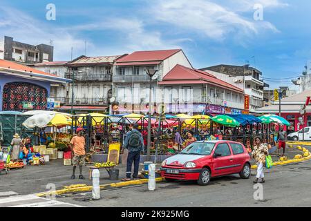 POINTE-A-PITRE, GUADALUPA - 17 MAGGIO 2015: Persone al mercato all'aperto in Guadalupa. Il mercato di Pointe-a-Pitre si trova vicino al porto vicino a Pla Foto Stock