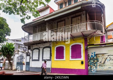 POINTE-A-PITRE, GUADALUPA - 17 MAGGIO 2015: Vecchia casa con pareti colorate a Pointe-a-Pitre, Guadalupa. Queste vecchie case sono per lo più abbandonate. Foto Stock