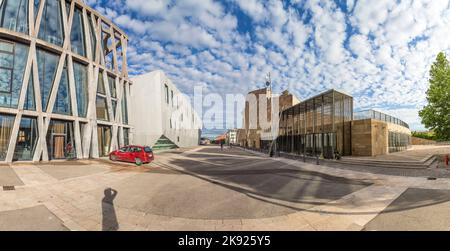 AIX EN PROVENCE, FRANCIA - 3 LUGLIO 2016: Famoso giardino d'inverno e nuovo Grand Theatre de provence e teatro con bandiera nera nella nuova zona Sextius Mirabeu i Foto Stock