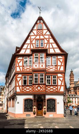 MAINZ, GERMANIA - 15 LUGLIO 2016: Casa a graticcio nel centro storico di Mainz, Germania. Foto Stock