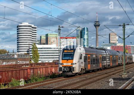 Regional Express RE4 per Aquisgrana, RRX, Rhine-Ruhr Express, skyline della città di Düsseldorf, Media Harbour, treno locale, Foto Stock