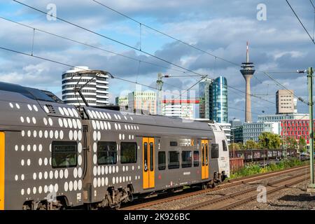 Regional Express RE4 per Aquisgrana, RRX, Rhine-Ruhr Express, skyline della città di Düsseldorf, Media Harbour, treno locale, Foto Stock