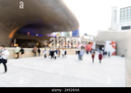 Vista offuscata della via Seoul con edifici moderni, marciapiedi e persone eleganti che camminano. Può essere utilizzato come sfondo. De immagine focalizzata del capitale di SO Foto Stock