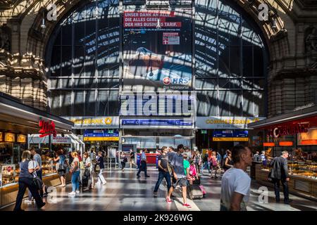 FRANCOFORTE, GERMANIA - 30 AGOSTO 2016: Le persone arrivano e partono alla stazione ferroviaria di Francoforte. La stazione ferroviaria classicistica aperta nel 1899 abd è il bigge Foto Stock