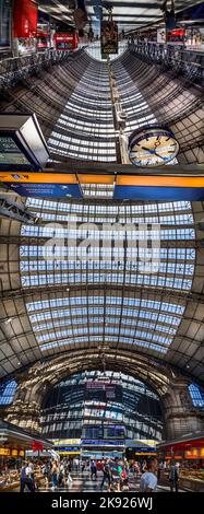 FRANCOFORTE, GERMANIA - 30 AGOSTO 2016: Le persone arrivano e partono alla stazione ferroviaria di Francoforte. La stazione ferroviaria classicistica aperta nel 1899 abd è il bigge Foto Stock