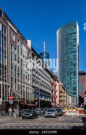 FRANCOFORTE, GERMANIA- 30 AGOSTO 2016: Vista sulla strada con traffico e grattacielo a Francoforte, Germania. È la città più grande dello stato tedesco di Hessen Foto Stock