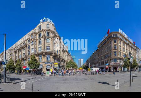 FRANCOFORTE, GERMANIA- 30 AGOSTO 2016: Persone nella Kaiserstrasse di fronte alla stazione ferroviaria di Francoforte. La zona della stazione ferroviaria è il luogo più pericoloso Foto Stock