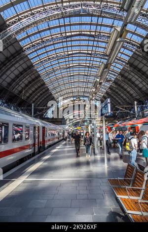 FRANCOFORTE, GERMANIA - 30 AGOSTO 2016: Le persone arrivano e partono alla stazione ferroviaria di Francoforte. La stazione ferroviaria classicistica aperta nel 1899 abd è il bigge Foto Stock