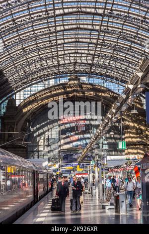 FRANCOFORTE, GERMANIA - 30 AGOSTO 2016: Le persone arrivano e partono alla stazione ferroviaria di Francoforte. La stazione ferroviaria classicistica aperta nel 1899 abd è il bigge Foto Stock