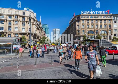 FRANCOFORTE, GERMANIA- 30 AGOSTO 2016: Persone nella Kaiserstrasse di fronte alla stazione ferroviaria di Francoforte. La zona della stazione ferroviaria è il luogo più pericoloso Foto Stock