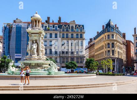 LIONE, FRANCIA - 31 AGOSTO 2016: Fontana a Jacobin's Place a Lione, Francia Foto Stock