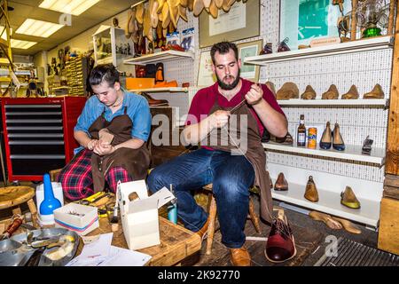 FRANCOFORTE, GERMANIA - 8 SETTEMBRE 2016: Il calzolaio apre il suo negozio all'annuale festa di Bahnhofsviertel a Francoforte. Mostra il tradizionale artigianato ho Foto Stock