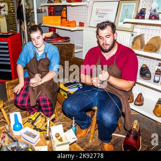 FRANCOFORTE, GERMANIA - 8 SETTEMBRE 2016: Il calzolaio apre il suo negozio all'annuale festa di Bahnhofsviertel a Francoforte. Mostra il tradizionale artigianato ho Foto Stock