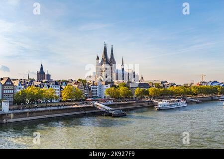 COLONIA, GERMANIA - 21 SETTEMBRE 2016: Skyline di Colonia con il fiume Reno nel tardo pomeriggio e vista sulla cupola Foto Stock