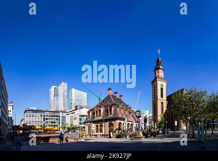 FRANCOFORTE, GERMANIA - 29 SETTEMBRE 2016: La gente gode la giornata di sole a Francoforte, Germania nel caffè Hauptwache. L'edificio in stile barocco Hauptwache è stato costruito Foto Stock