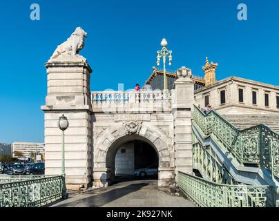 MARSIGLIA, FRANCIA - Oct 31, 2016: La gente aspetta fuori dalla stazione ferroviaria di Saint Charles a Marsiglia. La stazione ha aperto nel 1848 ed è il treno principale Foto Stock