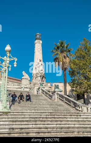 MARSIGLIA, FRANCIA - Oct 31, 2016: La gente aspetta fuori dalla stazione ferroviaria di Saint Charles a Marsiglia. La stazione ha aperto nel 1848 ed è il treno principale Foto Stock