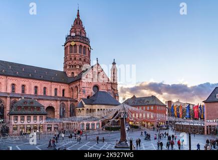 Magonza, Germania - NOV 19, 2016: mercatino di natale in St. Cattedrale di Martin a Mainz (in tedesco: Mainzer Dom) che rappresenta il punto più alto di Romane Foto Stock
